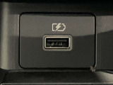 USB電源が運転席左前に装備されています。