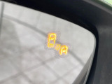 【ブラインドスポットモニタリング】走行中、ドアミラーの死角になりやすい箇所に後続車が接近するとサイドミラー付近に警告を表示、ドライバーに注意喚起をしてくれます。