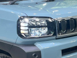 【LEDヘッドライト】悪天候や夜間走行時も良好な視界を確保し安心して運転できる高輝度LEDヘッドライトを装備!点灯速度が早く、消費電力も抑えられています。