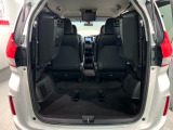 3列目シートを跳ね上げればラゲッジスペースを更に広く使えます。