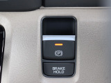 電子制御パーキングブレーキ、ブレーキホールド搭載!パーキングブレーキは手動で解除スムーズな発進が可能!ブレーキホールドは停車中に、ブレーキペダルを踏み続けなくても、自動的にブレーキを保持する機能です!