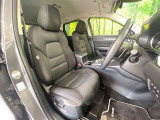 運転席まわりには十分なスペースがあり、大柄な方でもゆったり運転していただける環境です。