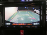 車両後方の映像を映すバックモニター。進路を確認しながら安全に車庫入れできます。