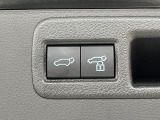 【パワーバックドア】スマートキーや運転席のボタンを押すだけでリアゲートが自動で開閉します!荷物を持っている時や、高い位置にあるバックドアを閉める際に便利な機能です♪