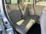 後部座席も気になるようなキズ・汚れやへたり等、大きなダメージはなく、良好な状態です。