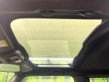 【ガラスルーフ】ガラスルーフ搭載で車内の解放感が一気にアップ!開放的なドライブをお楽しみいただけます。