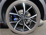 235/40R19タイヤ/8Jx19アルミホイール、ブルーブレーキキャリパー