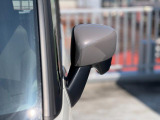 狭い駐車場でも安心。スイッチ操作だけでドアミラーの格納展開が可能。電動格納式リモコンドアミラー!