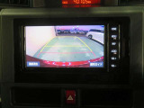 車両後方の映像を映すバックモニター。進路を確認しながら安全に車庫入れできます。