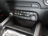 運転席と助手席それぞれで温度調整が可能なオートエアコンに加え、ステアリングヒーターと前二席分のシートヒーターが車内を快適に保ちます。