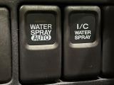 【インタークーラーウォータースプレー】インタークーラーに水を噴射して吸気温度を下げてくれます。連続した高負荷走行時でも安定したエンジン性能を発揮します。