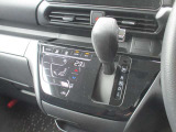 使い勝手の良い位置に配置された操作性の良いシフトレバーになってます。