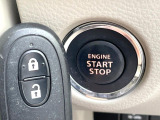 【キーレススタートシステム】カバンやポケットに入れたままでもドアの施錠・解錠が可能なスマートキーを装備。エンジンのオン・オフ時もカギを取り出す必要が無いからとっても便利です♪