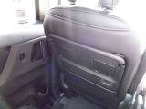 前席シート後ろにはUSB電源とポケット付き(上下)・スライドドアにはカップホルダー装備 (左右にございます。)