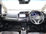 操作性に優れた運転席となります!小物入れや各ボタンの配置にこだわり、使いやすいです!座り心地もよく視認性も良好なのでロングドライブもお任せ下さい!