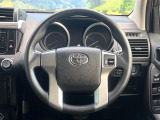 インテリアに合わせたデザインのステアリングは、運転される方のことも考え、運転しやすい形状、大きさです。是非一度、実際に触ってお確かめください。