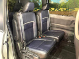 後部座席も気になるようなキズ・汚れやへたり等、大きなダメージはなく、良好な状態です。
