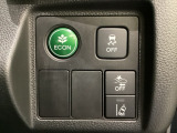 Hondaセンシング用の、VSA(ABS+TCS+横滑り抑制)解除と路外逸脱抑制機能のオンオフスイッチなどはハンドルの右側に装備しています。燃費に役立つECONボタンもここです。