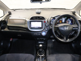 操作性に優れた運転席となります!小物入れや各ボタンの配置にこだわり、使いやすいです!座り心地もよく視認性も良好なのでロングドライブもお任せ下さい!