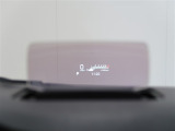 カラーヘッドアップディスプレイ付き。少ない視線移動で情報を確認できるので、運転の疲労軽減に繋がりますよ♪