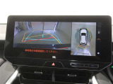 パノラミックビューモニター付きです。車両を上から見たような映像をディスプレイオーディオ画面に表示。運転席からの目視だけでは見にくい、車両周辺の状況をリアルタイムでしっかり確認できます。