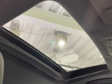 【サンルーフ】開放感たっぷりの希少装備、サンルーフが装着されています!車内に明かりを取り入れたり景色を楽しむ以外にも、車内の空気も簡単に換気できて快適です!