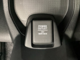 アクセサリーソケットはUSBのアダプターなどをつければ、スマホの充電にも使えます。周辺には物が置けるトレーがついています。