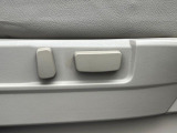 【パワーシート】スイッチ一つで簡単にシートの微調整が可能!電動だから力もいりません!快適なシートポジションにセットして、快適なドライブをお楽しみください。