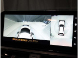パノラミックビューモニター。車両を上から見たような映像を表示。運転席から目視しにくい車両周囲の状況をリアルタイムで確認できます。