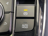 【電動パーキングブレーキ】パーキングブレーキは便利な電動式!ボタン一つで操作でき、アクセルを踏めば自動で解除されます♪レバーやペダルが無いので運転席廻りもすっきりしますね♪
