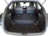 セカンドシートを倒した状態です。セカンドシートは独立可倒、荷物に合わせてラゲッジスペースをアレンジできます。