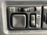 【電動格納ミラー】サイドミラーは電動格納式となっており、狭い駐車場でもキズがつくリスクを抑えられます。