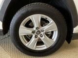 純正アルミホイールは精度や真円率が高く走行安定性・デザイン性ともに優れています。タイヤサイズは225/65R17です。