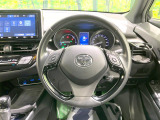 インテリアに合わせたデザインのステアリングは、運転される方のことも考え、運転しやすい形状、大きさです。是非一度、実際に触ってお確かめください。