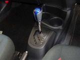操作が楽なフロアシフトです、レバー式パーキングブレーキで足元インパネ周りもすっきりしています。