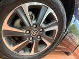 【純正○○インチアルミホイール】外観にマッチした純正アルミホイールを装着しております。各種社外アルミホイールや、スタッドレスタイヤも取扱いしております。是非ご相談ください♪