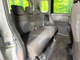 後部座席も気になるようなキズ・汚れやへたり等、大きなダメージはなく、良好な状態です。