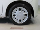純正のスチールホイール+ホイールキャップ装着車です。