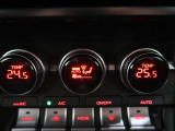 左右独立温度コントロールフルオートエアコンです。運転席、助手席それぞれで独立して温度設定ができます。冷え性の方が乗っても安心ですね♪