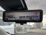 スマートルームミラーが付いております。バックドアについてますカメラと連動して、後方の映像がルームミラーに映ります。