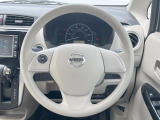 インテリアに合わせたデザインのステアリングは、運転される方のことも考え、運転しやすい形状、大きさです。是非一度、実際に触ってお確かめください。