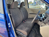 運転席まわりには十分なスペースがあり、大柄な方でもゆったり運転していただける環境です。