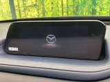 【8.8インチマツダコネクト】車内の雰囲気にマッチした大型のディスプレイ。スマホ接続でのナビ使用やBluetooth再生等、様々な機能が楽しめます。直感的なダイヤル操作が可能で、使い勝手も良好です。