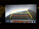 バックガイドモニター付き。車両後方の映像をナビ画面に表示し、駐車などの後退操作をサポートします。