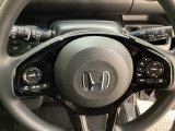 ハンドルにHondaセンシング系のクルーズコントロールやレーンキープアシストなどのスイッチと、オーディオの操作スイッチが装備されています。ハンドルから手を離さず安全に操作できます。