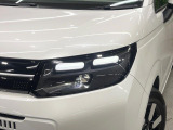 【LEDヘッドライト】悪天候や夜間走行時も良好な視界を確保し安心して運転できる高輝度LEDヘッドライトを装備!点灯速度が早く、消費電力も抑えられています。