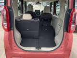 3人乗り+荷物 後席を片方倒せば大きな荷物も積載できます