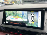 【パノラミックビューモニター】専用のカメラにより、上から見下ろしたような視点で360度クルマの周囲を確認することができます☆死角部分も確認しやすく、狭い場所での切り返しや駐車もスムーズに行えます。