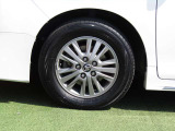 純正15インチアルミ付きです。上質かつお手入れのしやすいデザイン