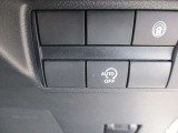 アイドリングストップ機能付です。特別な操作をしなくても、普段通りの運転をするだけで、エコドライブができる機能です。OFFボタンがありますので、必要に応じて使い分けてください。